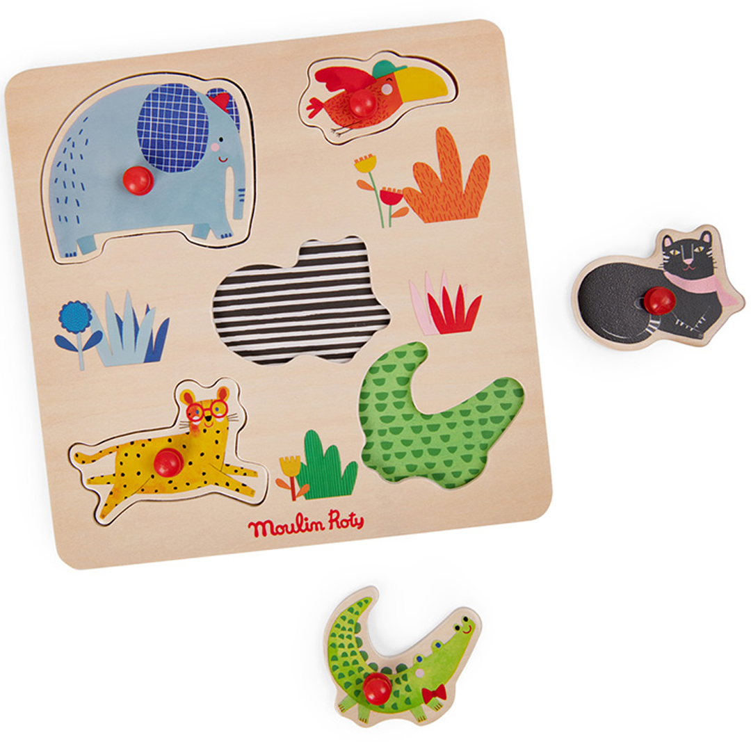 Moulin Roty houten knoppuzzel met een olifant, toekan en luipaard op de puzzel, en de zwarte kat en krokodil ernaast.
