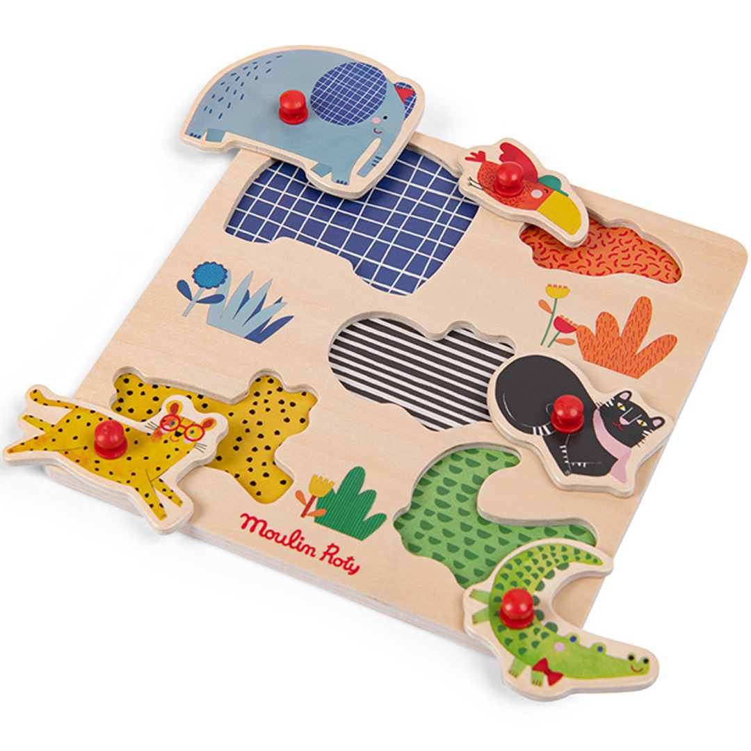 Moulin Roty houten knoppuzzel met vijf dierenfiguren die deels uit de puzzel zijn getild.