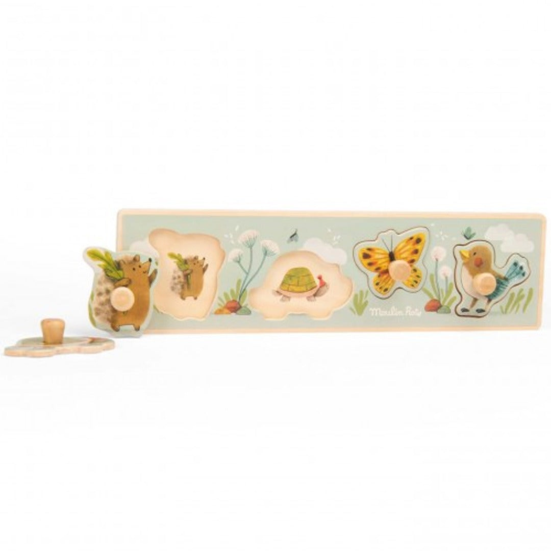 Moulin Roty houten knoppuzzel voor peuters met een egelstukje deels uit de puzzel gehaald.