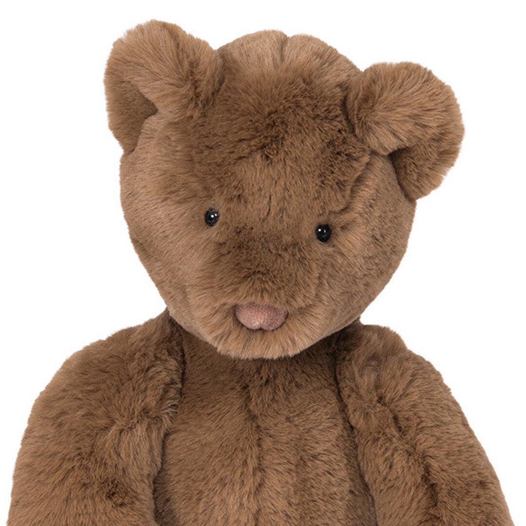 Detailopname van de kop en bovenkant van de Moulin Roty kastanjebruine knuffelbeer Arthur.