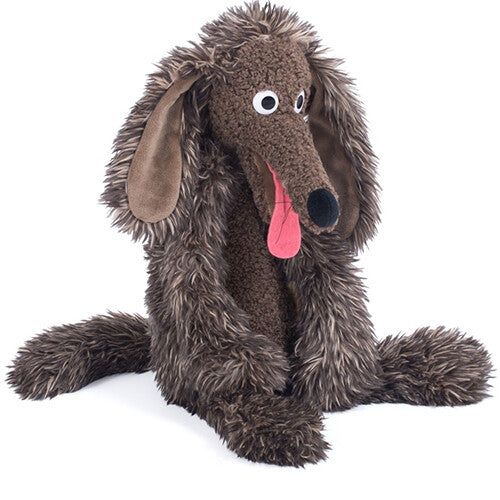 Moulin Roty pluchen stinkhond met bruine shaggy vacht, zittend met de tong uit de bek.