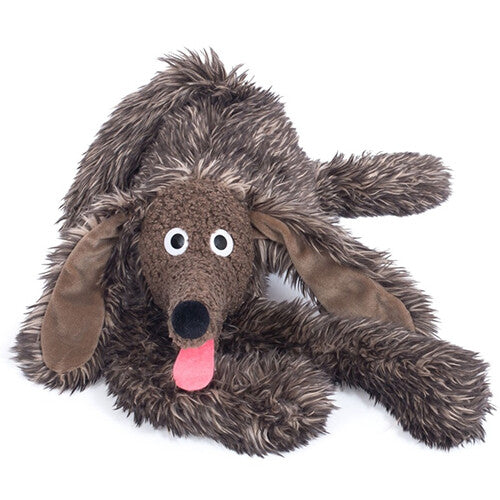 Moulin Roty pluchen stinkhond met bruine shaggy vacht, liggend met de tong uit de bek.