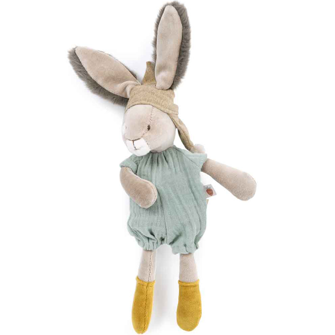 Pluchen konijn met groene kleding en beige muts.