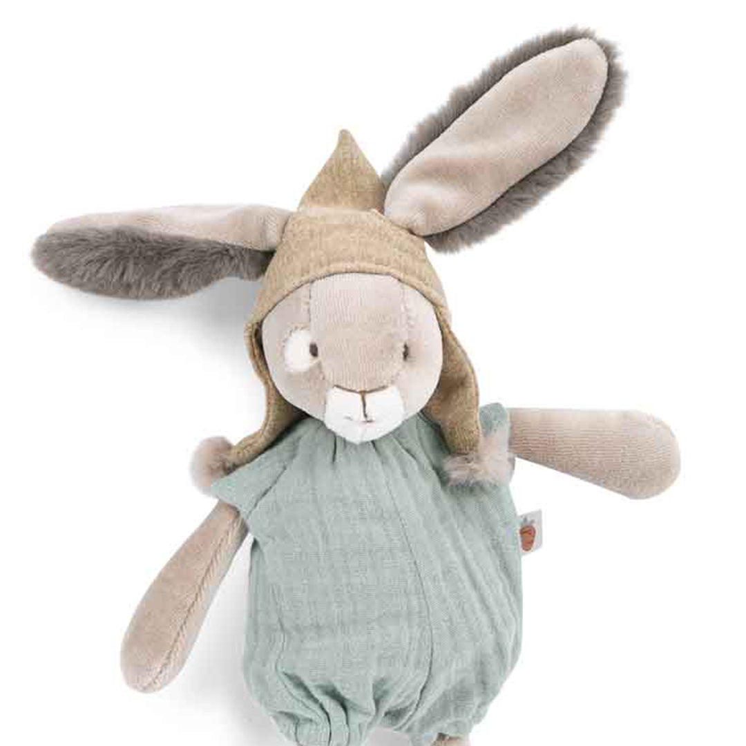Detail van het knuffelkonijn met beige muts en groene romper.