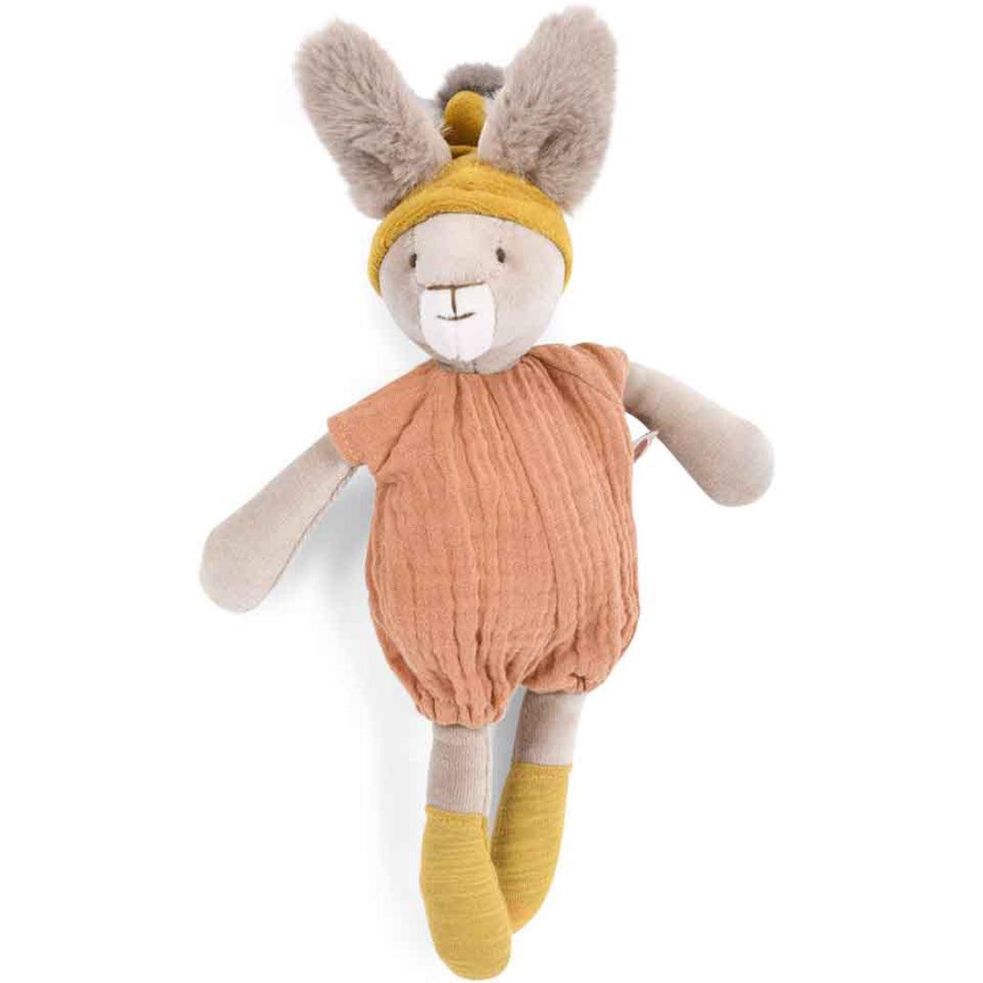 Moulin Roty knuffelkonijn in oranje romper en gele muts.
