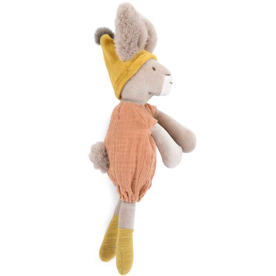 Moulin Roty knuffelkonijn van opzij gezien met oranje romper en gele muts.