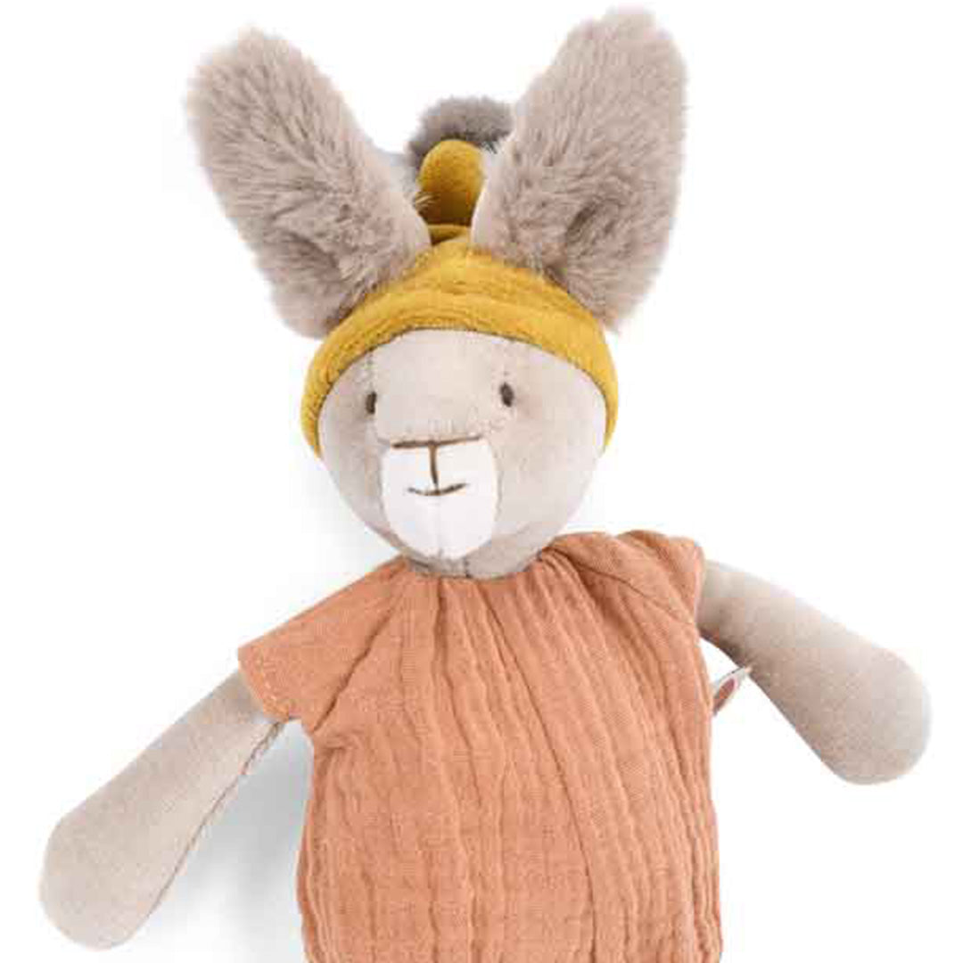 Detailopname van het gezicht en de oranje romper van het Moulin Roty knuffelkonijn.
