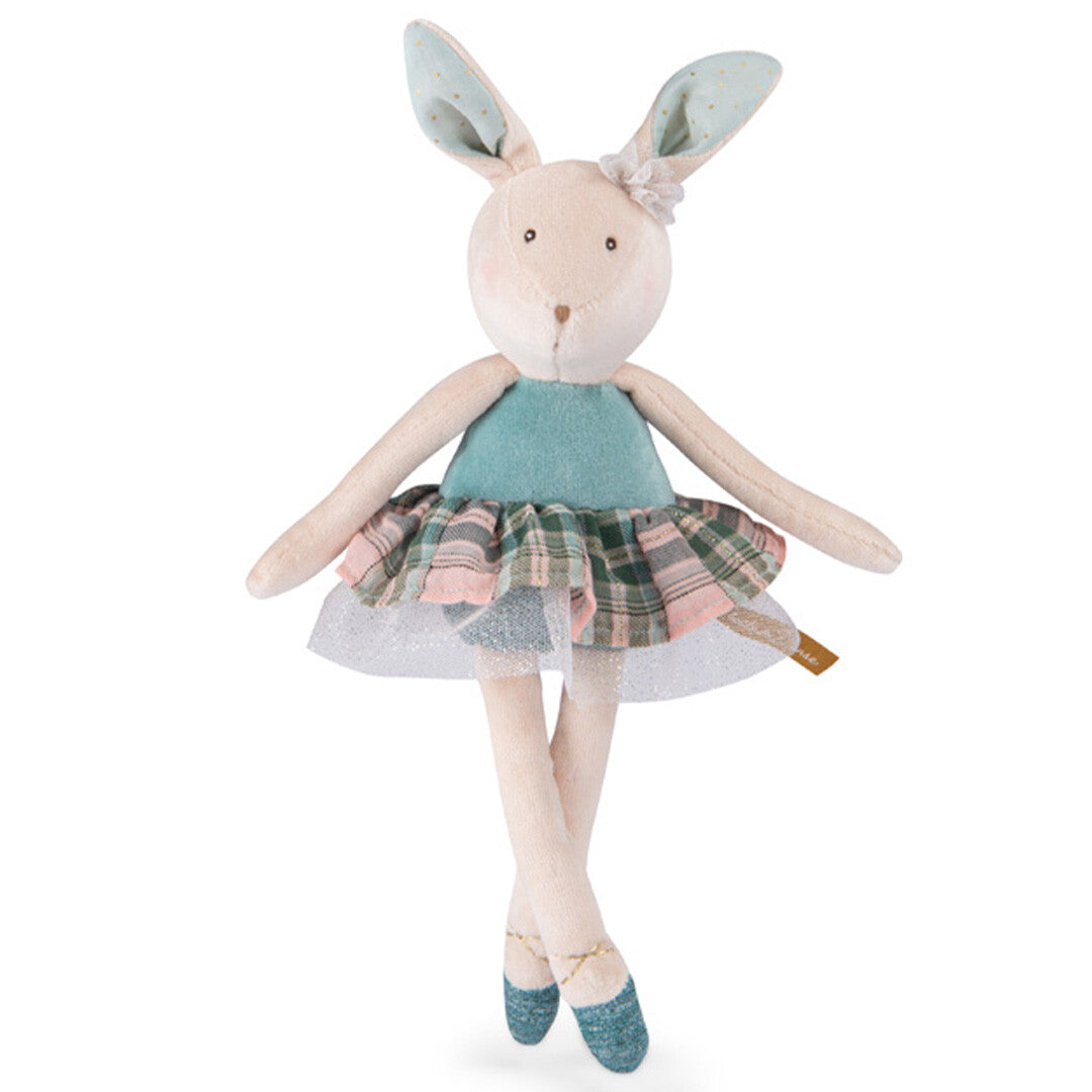 Moulin Roty knuffelkonijn ballerina met geruite rok en blauwe balletjes, staand met gekruiste benen op een witte achtergrond.