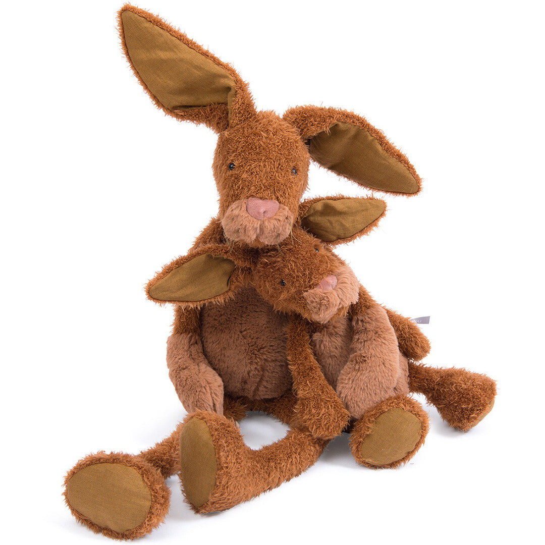 Twee Moulin Roty bruine pluchen knuffelkonijnen, een grote en een kleine, zittend.