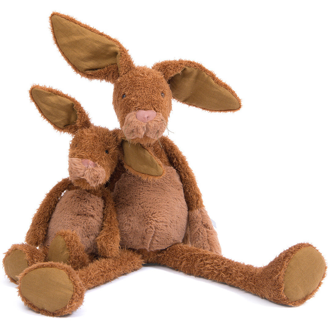 Twee Moulin Roty bruine polyester knuffelkonijnen, een grote en een kleine, zitten naast elkaar.