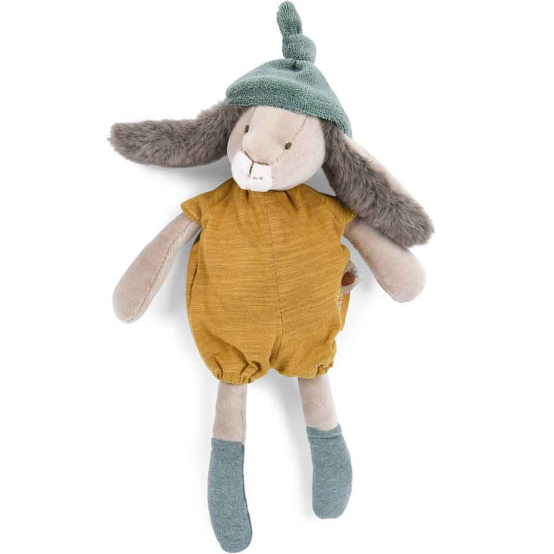 Moulin Roty knuffelkonijn met okergele romper en groen mutsje, van voren gezien.