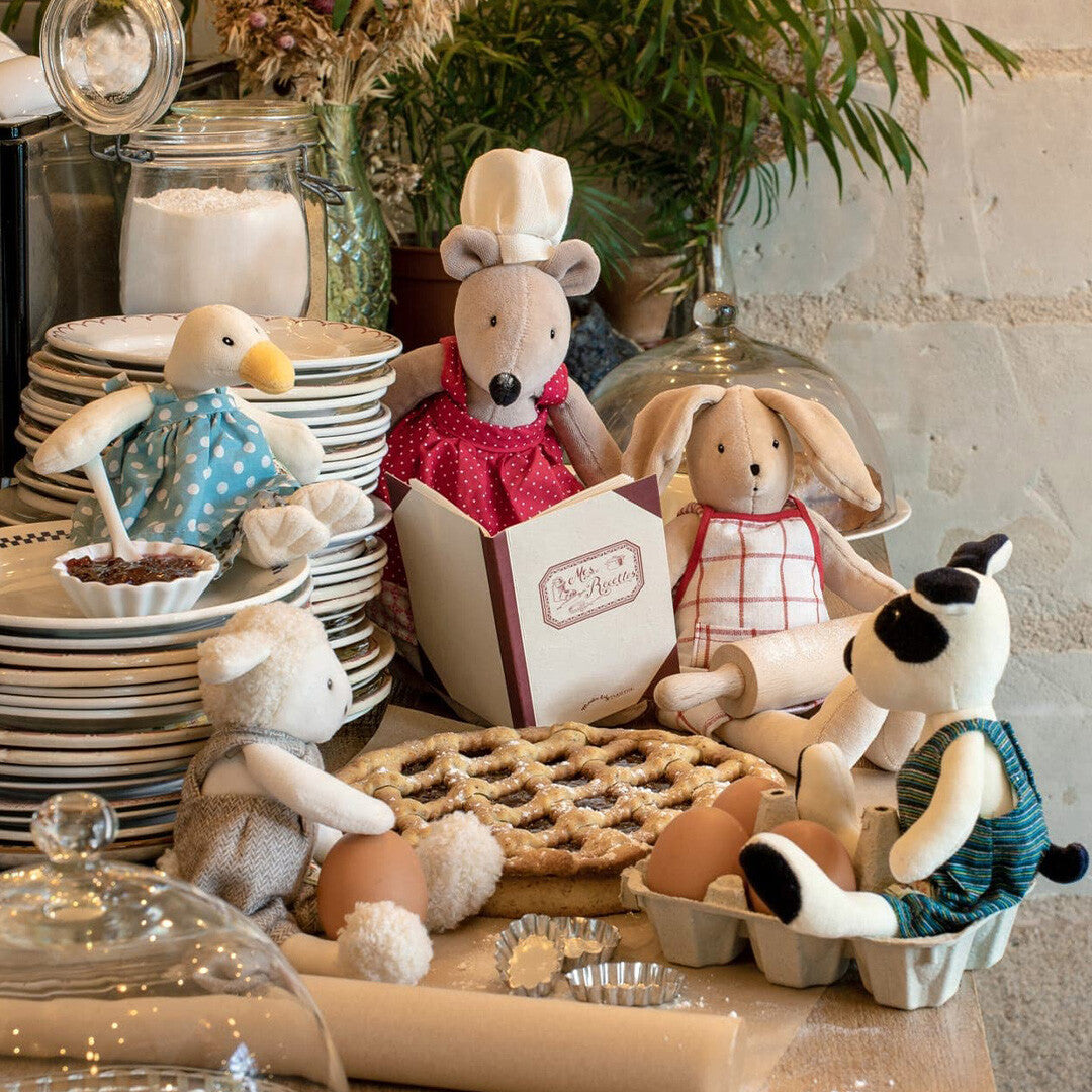Moulin Roty pluchen speelgoed dieren, waaronder een konijn en een muis, die samen bakken met een taart en eieren.