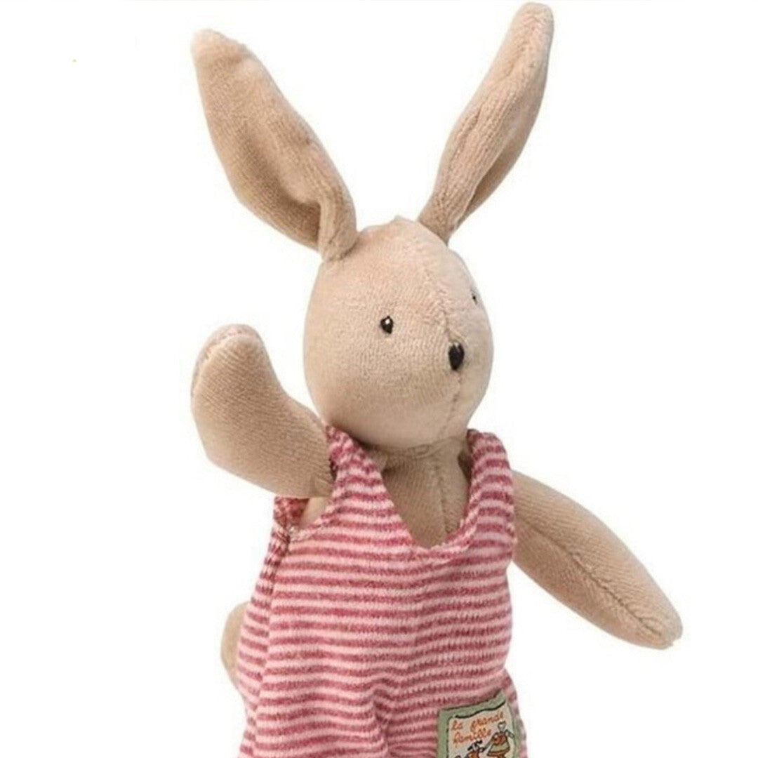 Detail van het Moulin Roty knuffelkonijn Sylvain met roze gestreepte romper.