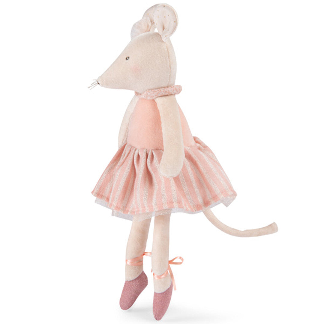 Moulin Roty knuffelmuis Anna in roze ballerina outfit, schuin van voren gefotografeerd met zicht op de staart.