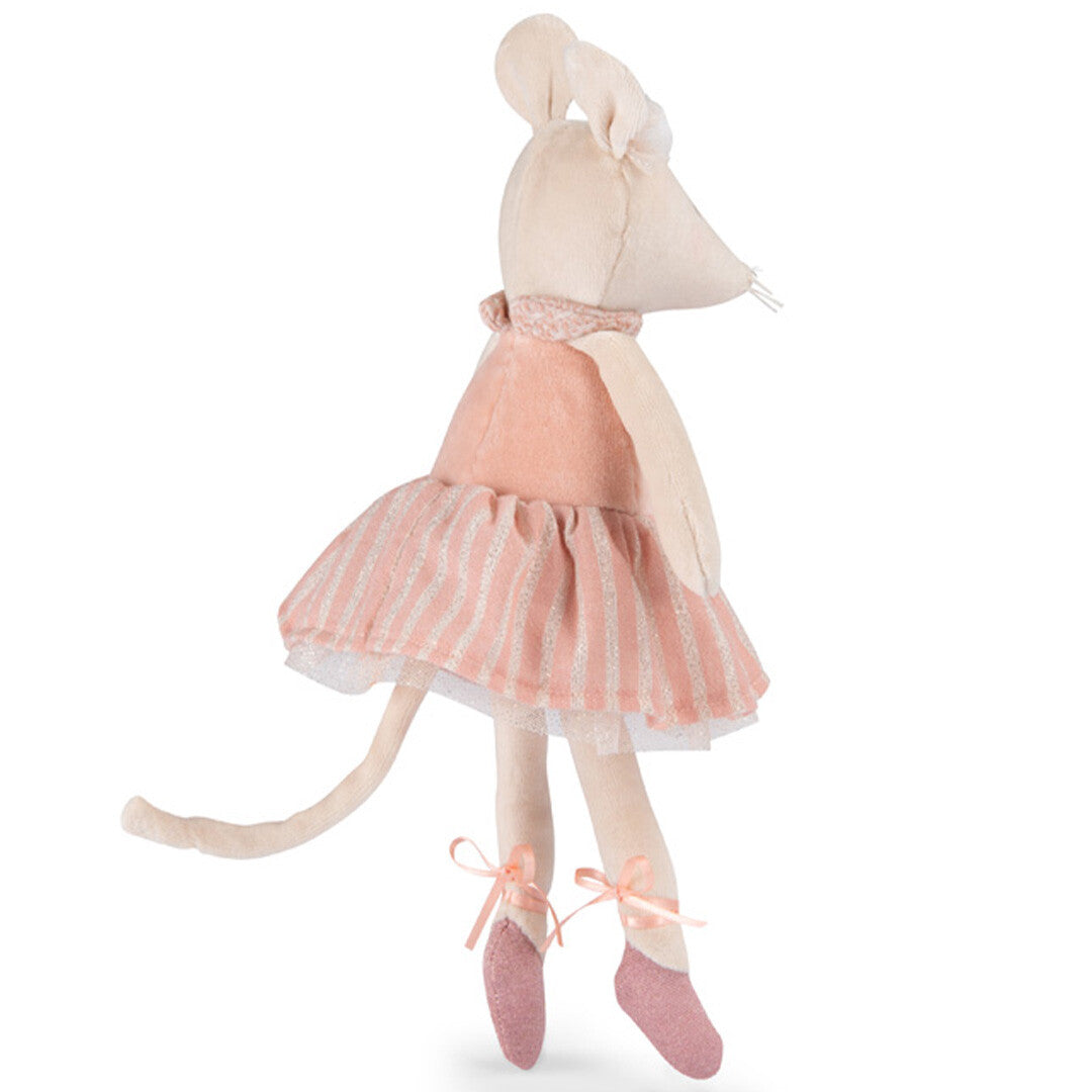 Moulin Roty knuffelmuis Anna in roze ballerina jurk en balletschoenen, schuin van achteren gefotografeerd.