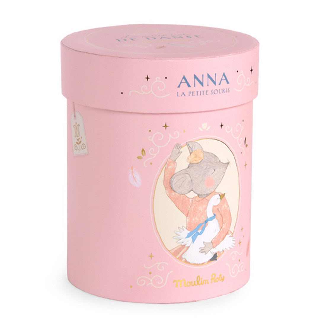 Roze cilindervormige verpakking van Moulin Roty met illustratie van een muis en de tekst 'Anna La Petite Souris'.