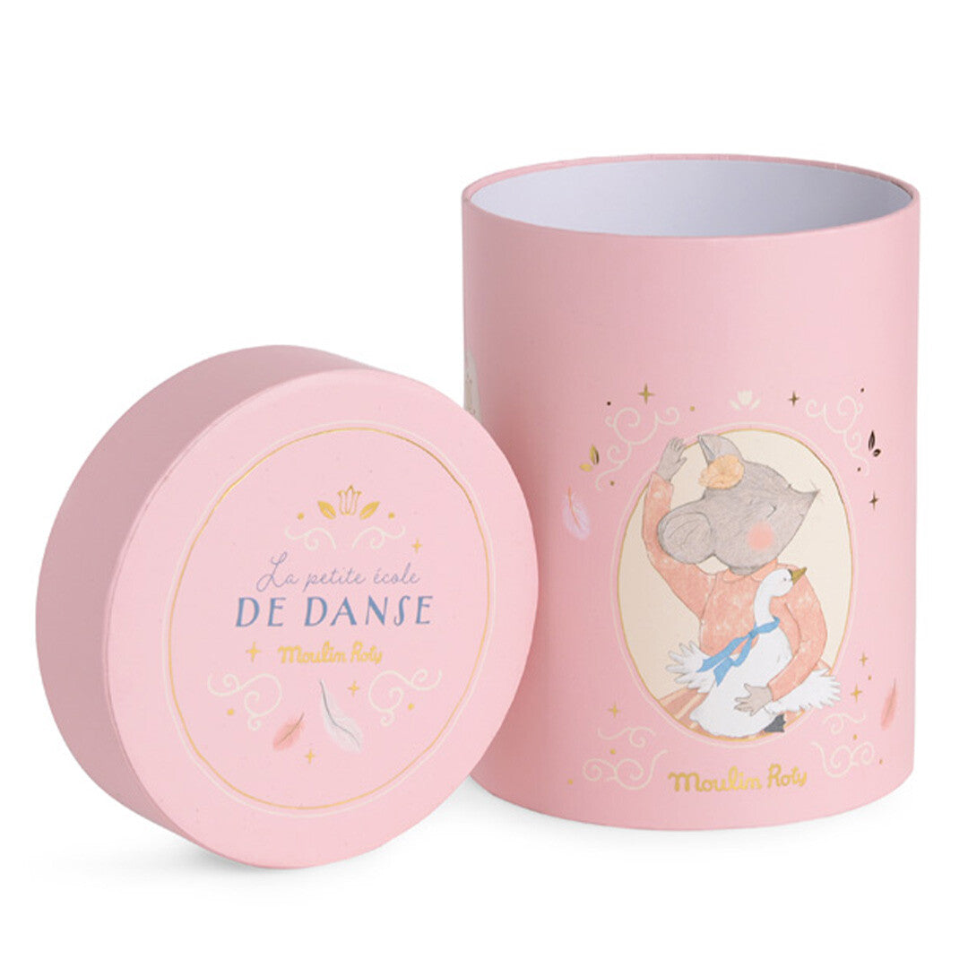 Roze cilindervormige verpakking van Moulin Roty met de deksel ernaast, met illustratie van een muis.