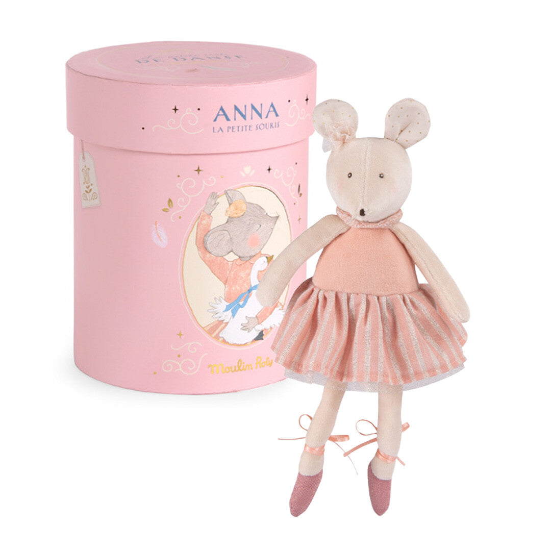 Moulin Roty knuffelmuis Anna in roze ballerina outfit staat naast de bijpassende roze cilindervormige verpakking.