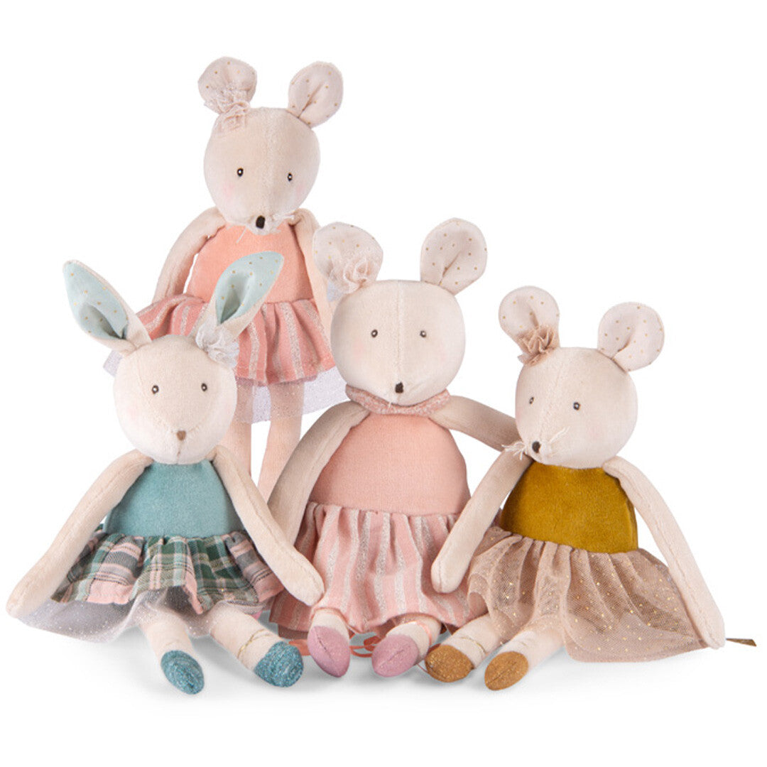 Een collectie van vier Moulin Roty pluchen speelgoedfiguren, waaronder knuffelmuizen en een konijn, in ballerina-outfits.