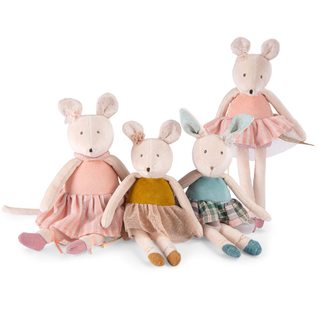 Een collectie van vier Moulin Roty knuffelmuizen ballerina's in verschillende gekleurde jurkjes op een witte achtergrond.