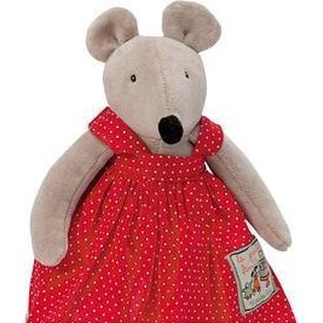 Detailopname van de grijze knuffelmuis met rode jurk met witte stippen.