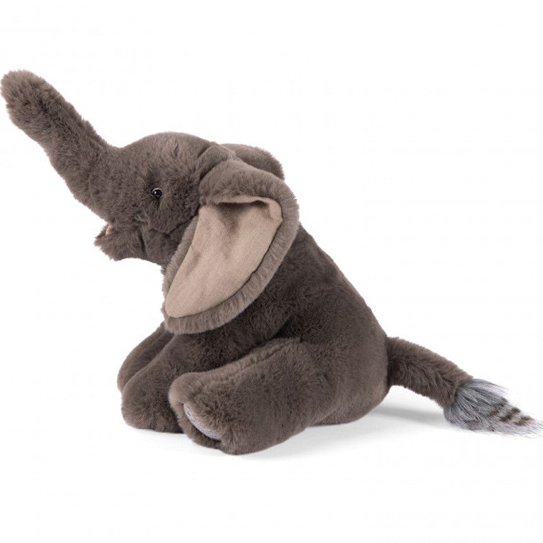 Moulin Roty bruine pluchen olifant zittend met de slurf omhoog.