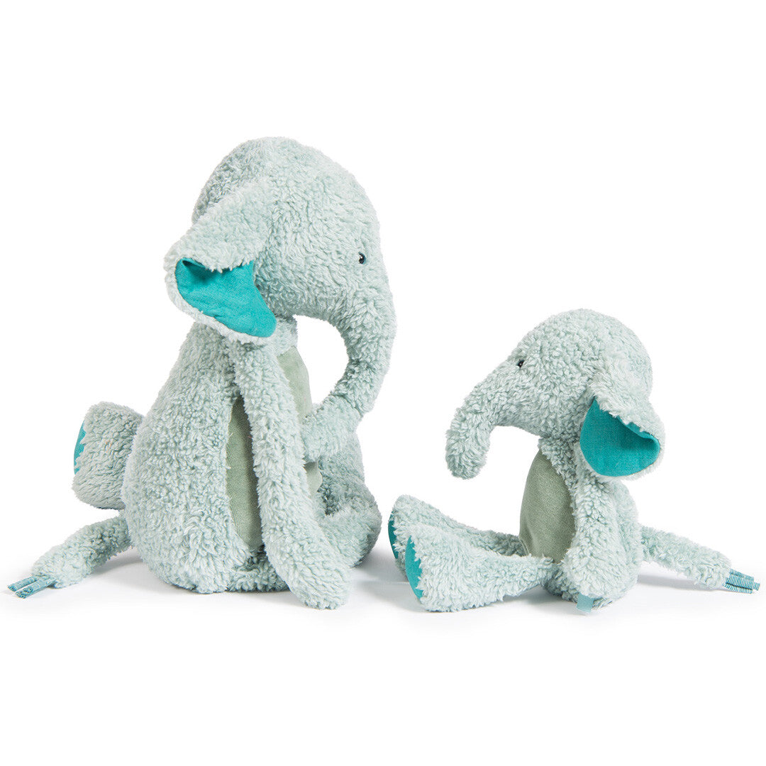 Twee Moulin Roty pluchen knuffelolifanten, een grote en een kleine, in lichtblauw met groene buik en teal details, zittend naast elkaar.