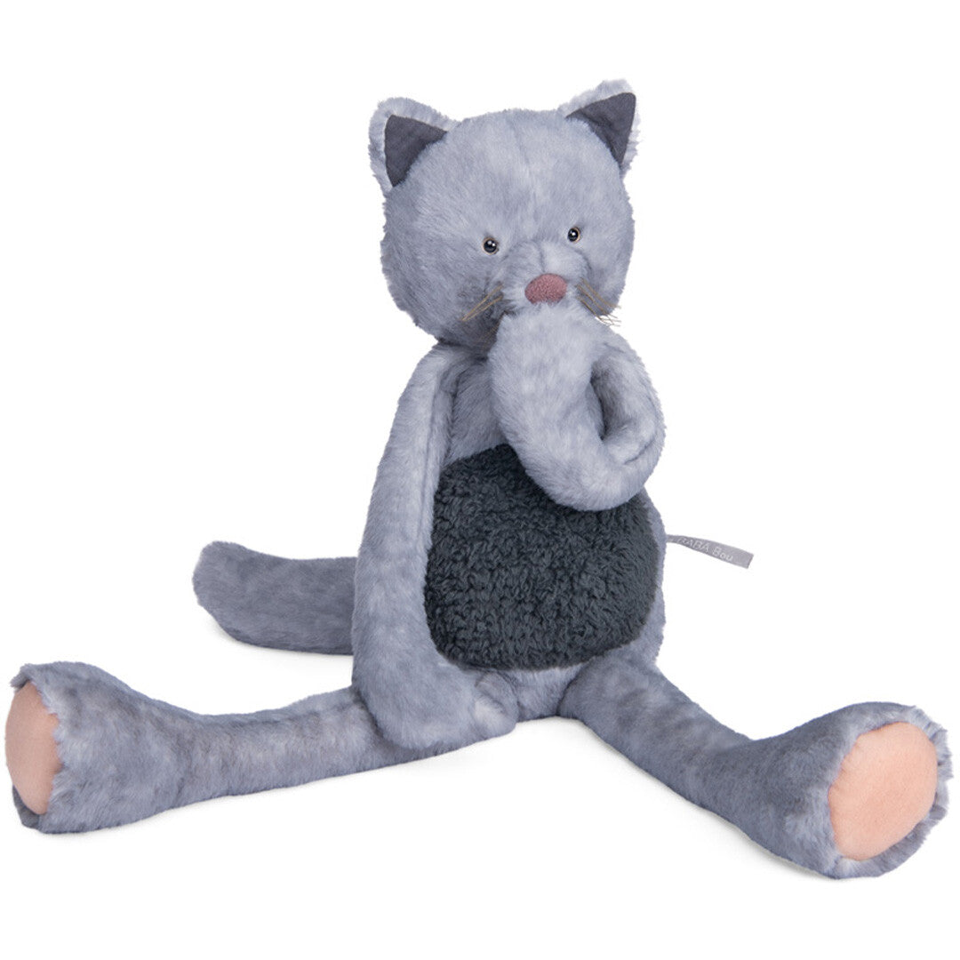 Moulin Roty pluchen kat in grijs, zittend met een poot bij de mond.