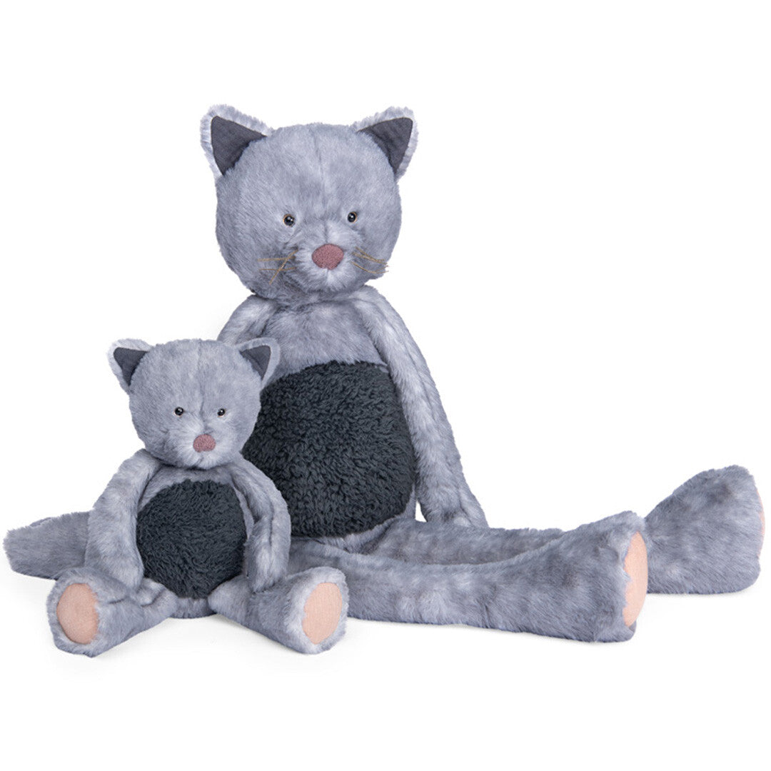 Twee Moulin Roty pluchen katten, een grote en een kleine, zitten naast elkaar.