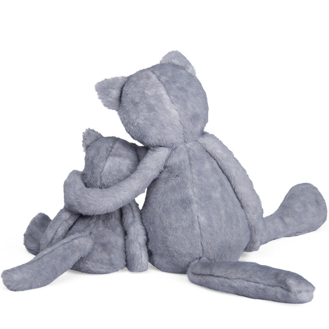 De achterkant van twee Moulin Roty pluchen katten, waarbij de grote kat de kleine omhelst.