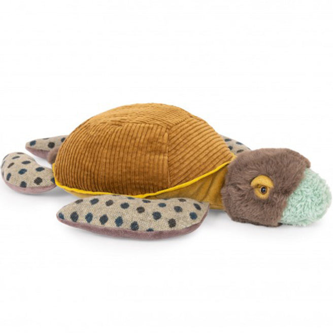 Moulin Roty pluchen schildpad met bruin corduroy schild en gespikkelde flippers, schuin van voren gefotografeerd.