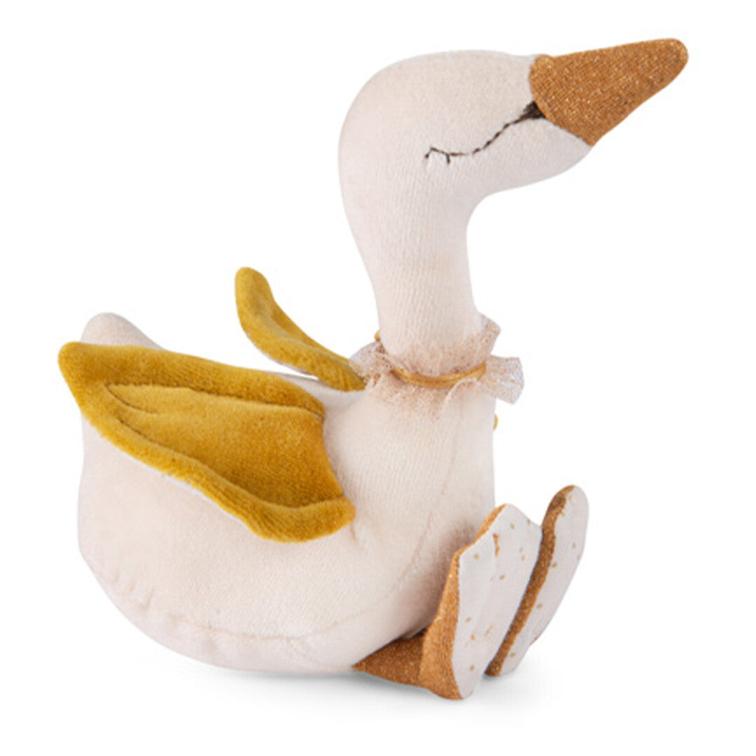 Moulin Roty knuffelzwaan rammelaar, een crèmekleurige zwaan met gouden vleugels en snavel, zittend afgebeeld.
