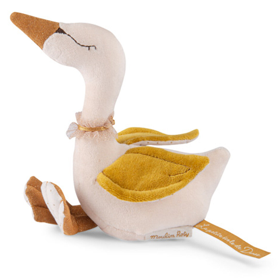 Moulin Roty knuffelzwaan rammelaar, een crèmekleurige zwaan met gouden details en een merklabel, zittend afgebeeld.
