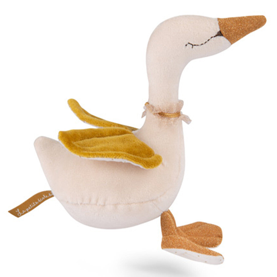 Moulin Roty knuffelzwaan rammelaar, een crèmekleurige zwaan met gouden vleugels en snavel, in een staande positie.