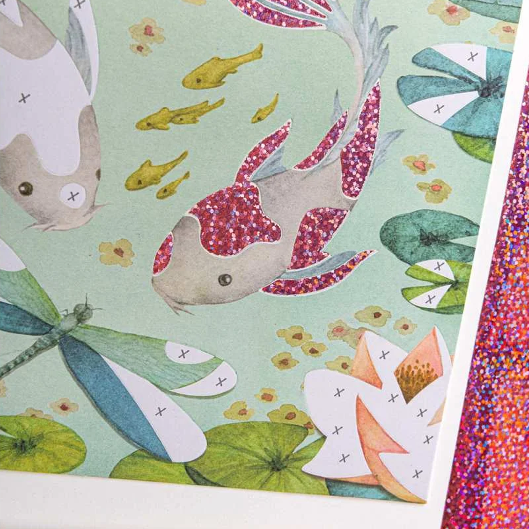 Detail van een fantasy board met een koi vis met glitterfolie en genummerde vlakken.