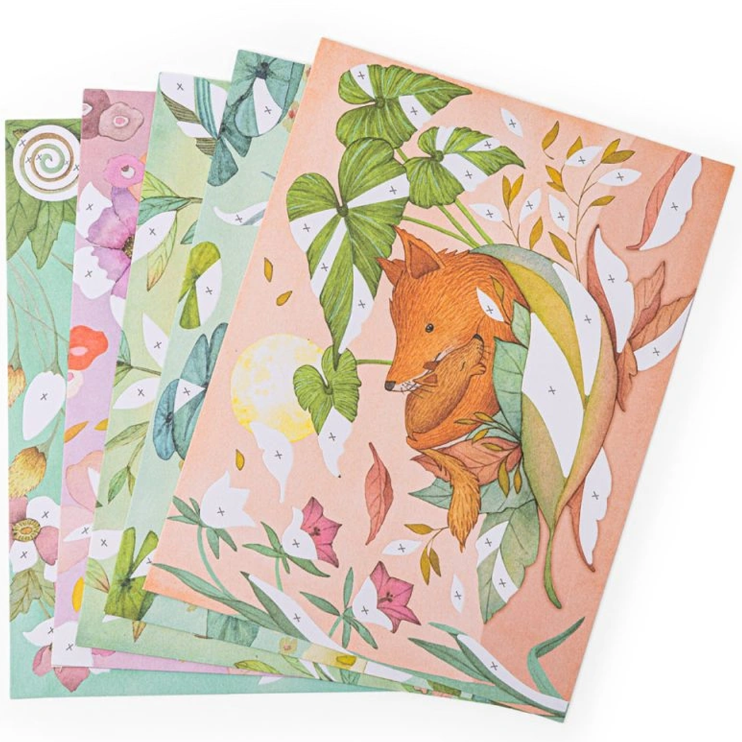 Een stapel fantasy boards van de knutselset met illustraties van een vos, vogels en bloemen.