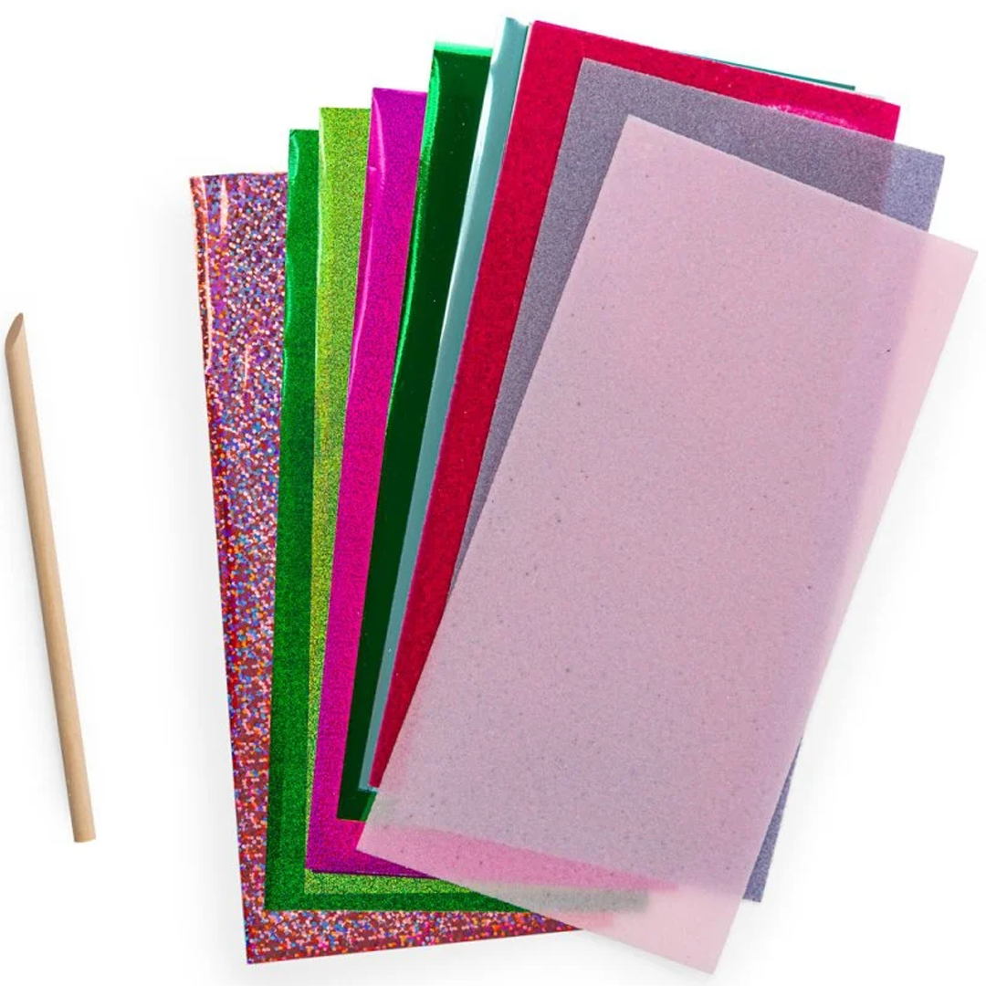 Diverse gekleurde en glitter transferfolie vellen en een houten stokje van de knutselset.