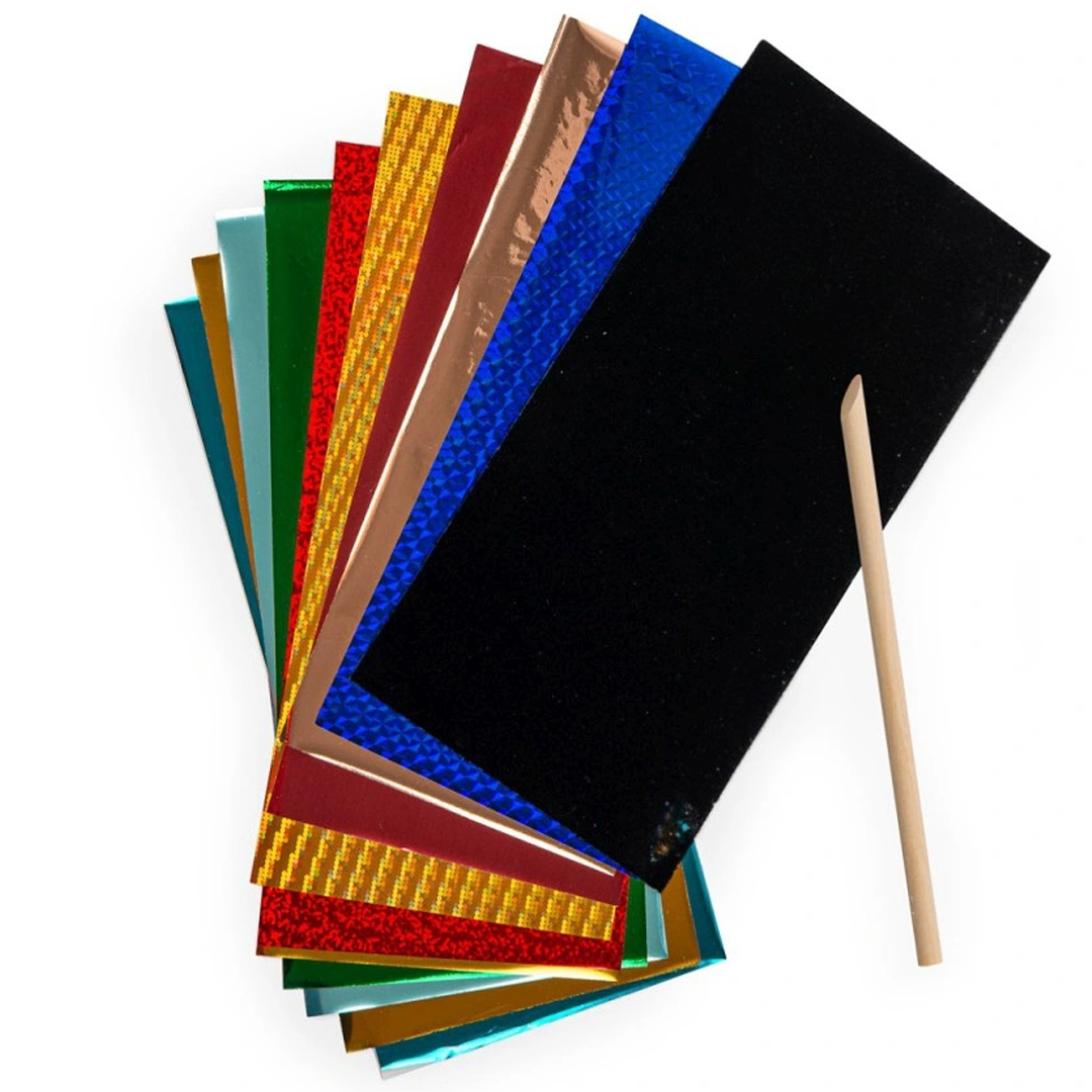 Een waaier van verschillende kleuren transferfolie vellen en een houten stokje.