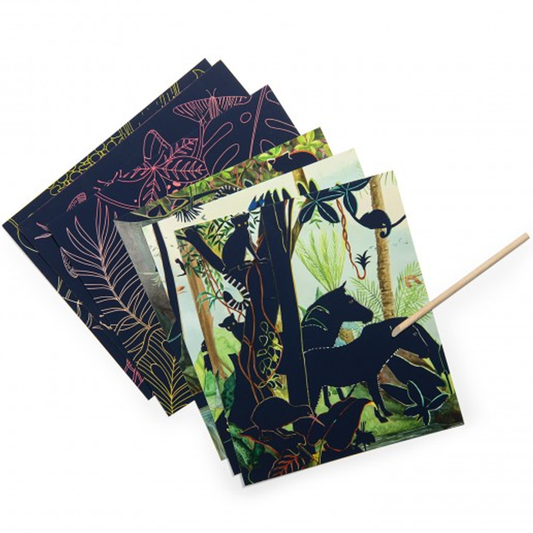 Een collectie kraskaarten met jungle-thema, waarop verschillende dieren en bladeren te zien zijn, samen met een houten kraspen.