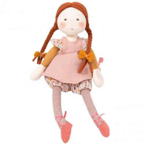 Moulin Roty lappenpop Fleur met rood haar in vlechtjes, een roze jurk en roze balletschoenen.