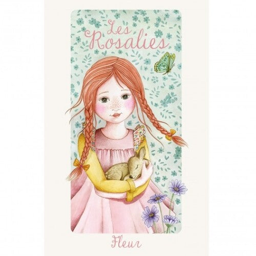 Illustratie van het meisje Fleur uit de Les Rosalies collectie met een ree, bloemen en een vlinder.