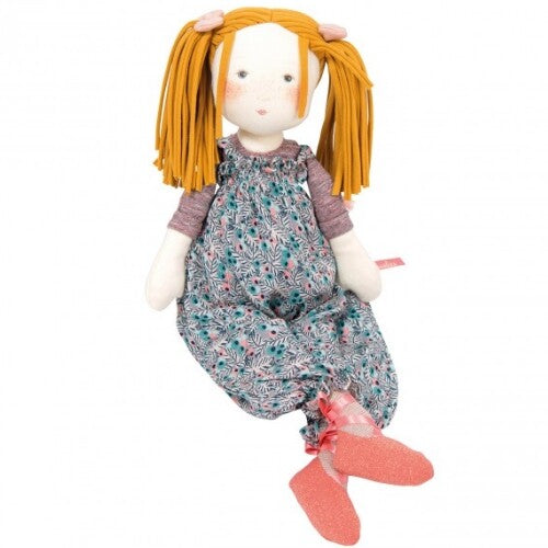 Moulin Roty lappenpop Violette met oranje haar, een bloemenpakje en roze schoenen.
