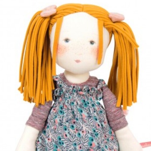Detail van lappenpop Violette met oranje haar en een bloemenpakje.