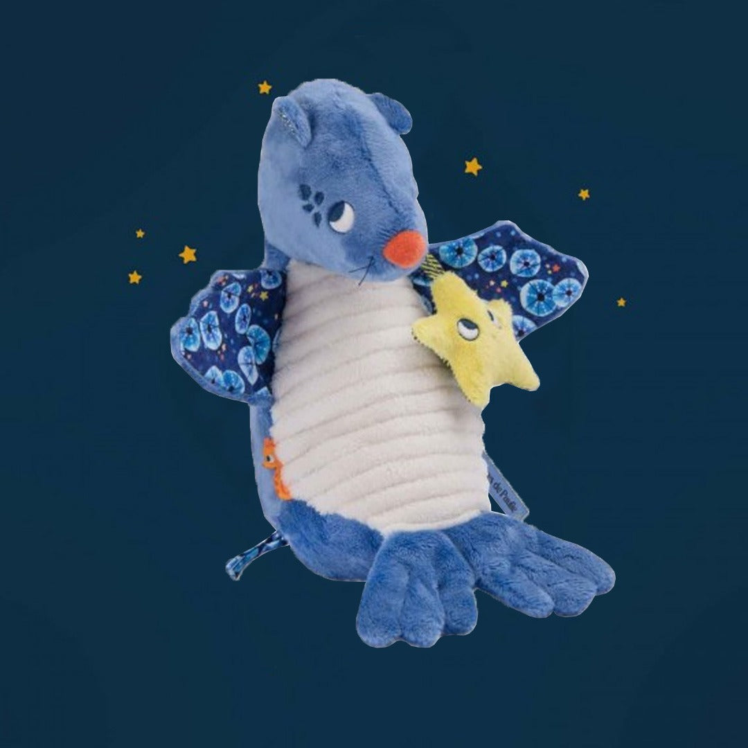 Moulin Roty pluchen babyspeelgoed zeeleeuw met sterrenpatroon en gele ster tegen een donkerblauwe achtergrond met sterren.