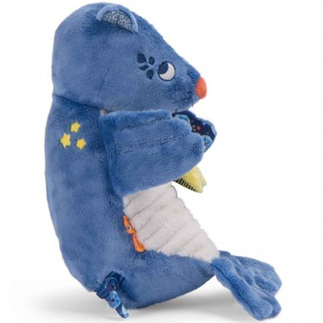 Moulin Roty pluchen babyspeelgoed zeeleeuw, zijaanzicht links, met gestreepte buik.