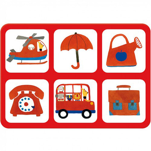 Rood speelbord van het Moulin Roty Le Loto des Couleurs spel met zes rode afbeeldingen.