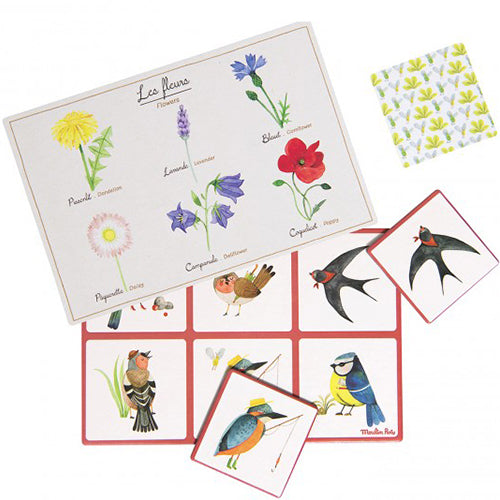 Moulin Roty lotto natuur spel met een grote kaart met bloemen en kleinere kaarten met vogels.