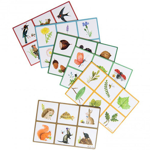 Een collectie Moulin Roty lotto natuur speelkaarten met illustraties van vogels, bloemen, noten, insecten, bladeren en kleine dieren.