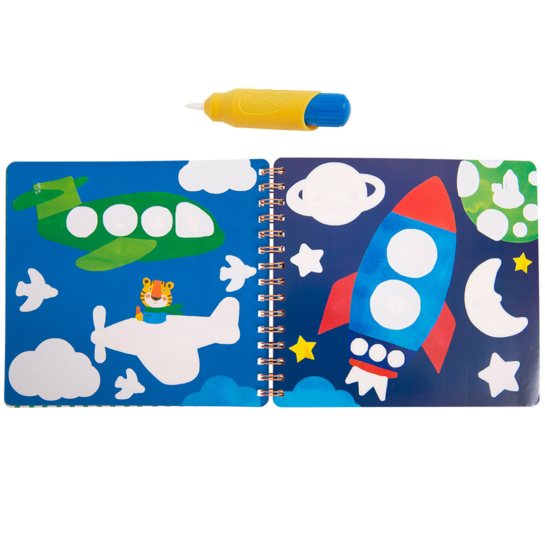 Open magisch schilderboek met een groen vliegtuig en een raket, met de magische pen erboven.