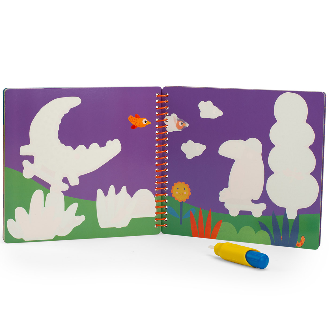 Een open magisch schilderboek met paarse pagina's met witte vormen van dieren en planten, en een gele waterpen ervoor.